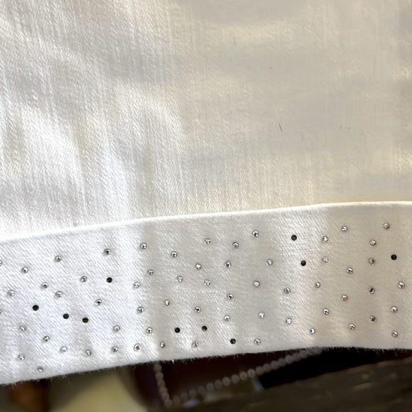 NYDJ white Jean capri size 8 mini rhinestone cuff - Picture 5 of 5